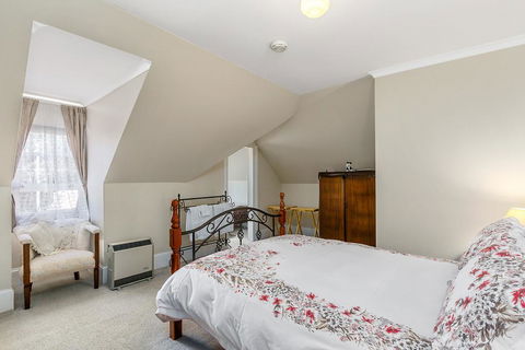 Cambridge House Bed & Breakfast - Accommodation QLD 7