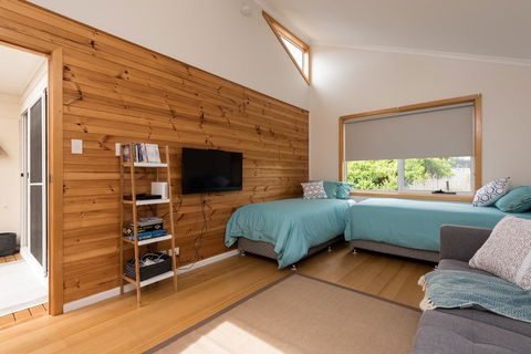 Penguin Beach House - Accommodation QLD 5