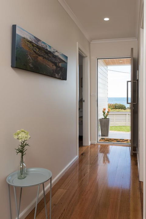 Penguin Beach House - Accommodation QLD 8