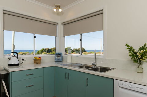 Penguin Beach House - Accommodation QLD 9