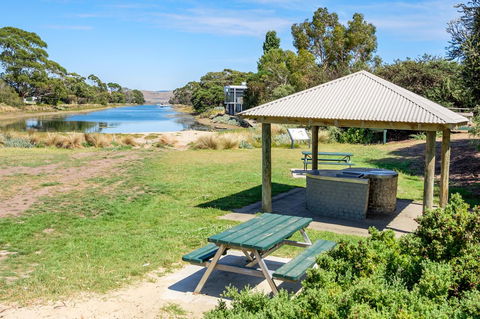 Aqua Beachfront! - Accommodation QLD 4