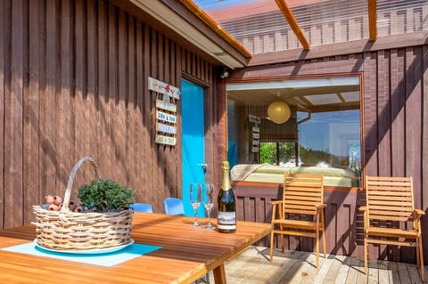 Aqua Beachfront! - Accommodation QLD 1