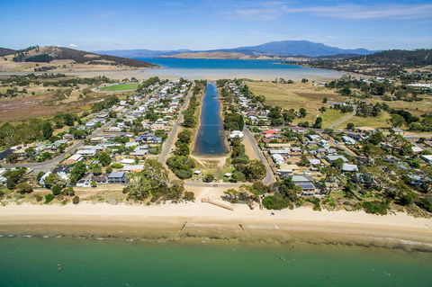 Aqua Beachfront! - Accommodation QLD 18