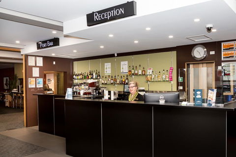 Edgewater Hotel - Accommodation QLD 2