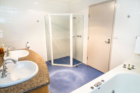 Edgewater Hotel - Accommodation QLD 8