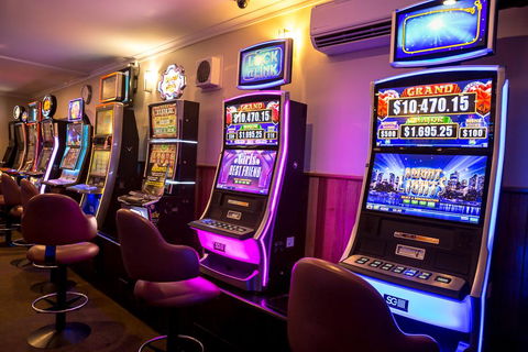 Edgewater Hotel - Accommodation QLD 1