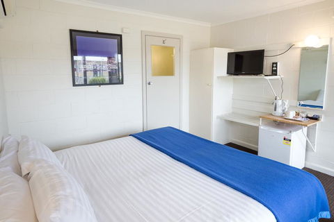 Edgewater Hotel - Accommodation QLD 6