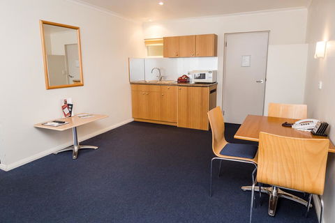 Edgewater Hotel - Accommodation QLD 7