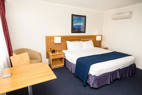 Edgewater Hotel - Accommodation QLD 11