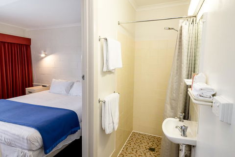 Edgewater Hotel - Accommodation QLD 5