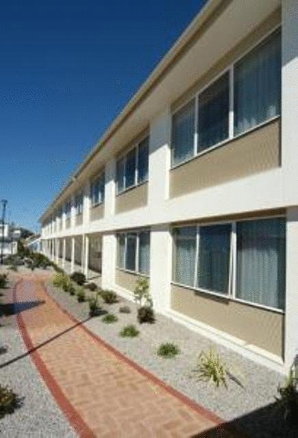 Edgewater Hotel - Accommodation QLD 0