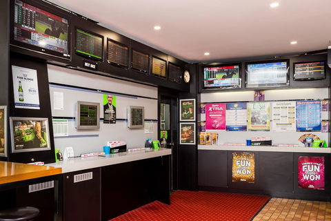 Edgewater Hotel - Accommodation QLD 4