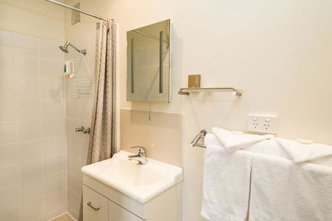 Edgewater Hotel - Accommodation QLD 16