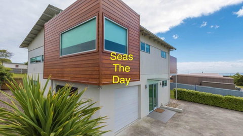Seas The Day - Seaside Getaway - Accommodation QLD 1