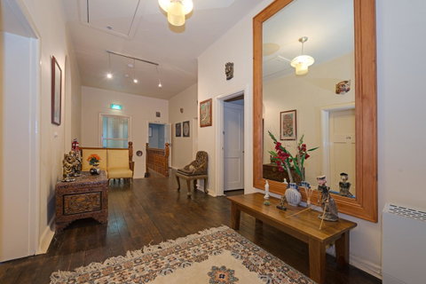 Edinburgh Gallery Bed & Breakfast - Accommodation QLD 4