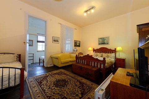 Edinburgh Gallery Bed & Breakfast - Accommodation QLD 38