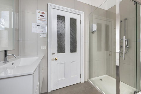 Empire Hotel Queenstown - Accommodation QLD 10