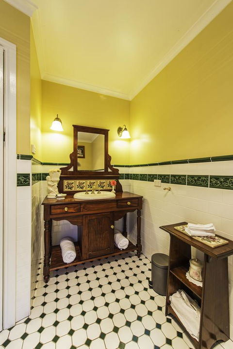 Touchwood Cottages - Accommodation QLD 11