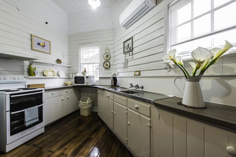 Touchwood Cottages - Accommodation QLD 12