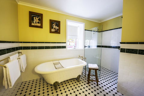 Touchwood Cottages - Accommodation QLD 10