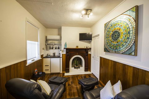 Touchwood Cottages - Accommodation QLD 9