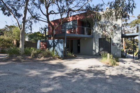 Lorne Surf Apartments - Accommodation QLD 8