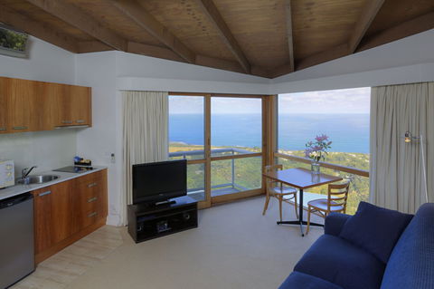 Chris\'s Beacon Point Restaurant & Villas - Accommodation QLD 5
