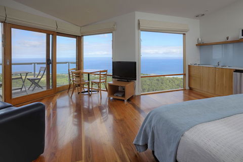 Chris\'s Beacon Point Restaurant & Villas - Accommodation QLD 2