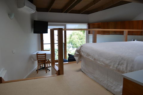 Chris\'s Beacon Point Restaurant & Villas - Accommodation QLD 9