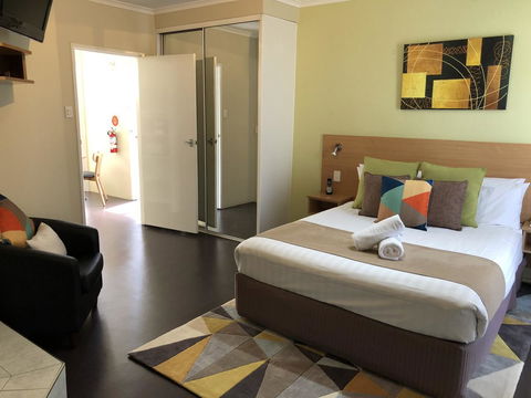 Ciloms Airport Lodge - Accommodation QLD 2