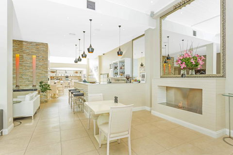 Deep Blue Hotel & Hot Springs - Accommodation QLD 22