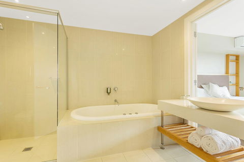 Deep Blue Hotel & Hot Springs - Accommodation QLD 20