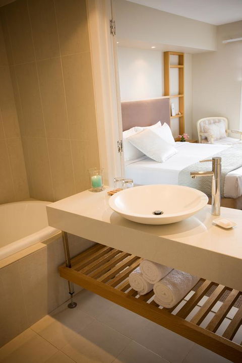 Deep Blue Hotel & Hot Springs - Accommodation QLD 38