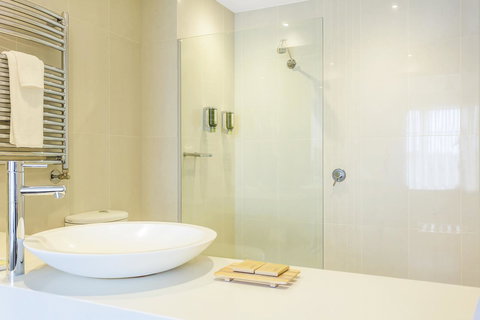 Deep Blue Hotel & Hot Springs - Accommodation QLD 10