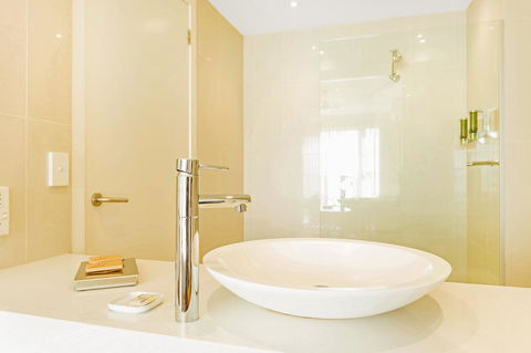 Deep Blue Hotel & Hot Springs - Accommodation QLD 21