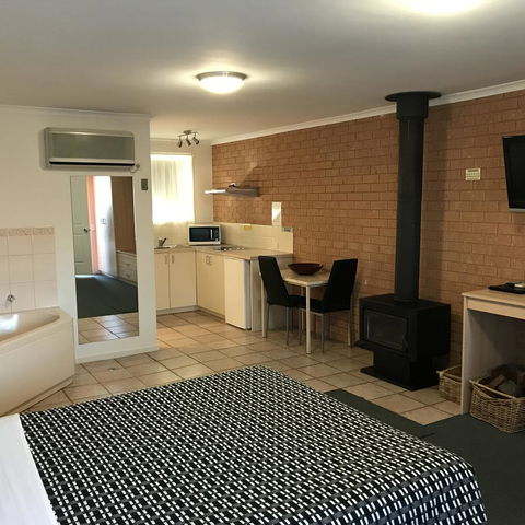 Beachcomber Motel & Apartments - Accommodation QLD 6