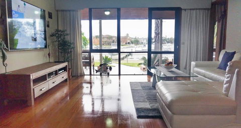 Waterfront Retreat - Accommodation QLD 4