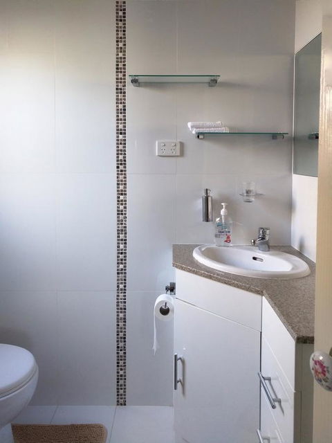 Waterfront Retreat - Accommodation QLD 19