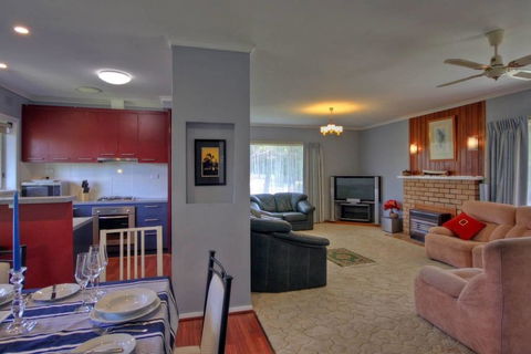 Jacaranda House - Accommodation QLD 2