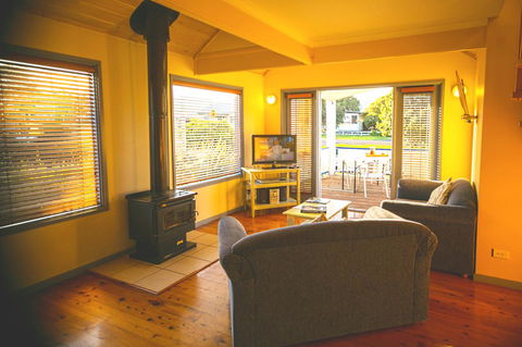 Rayville Boat Houses - Accommodation QLD 4