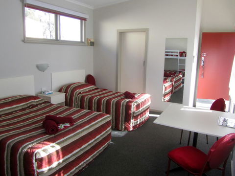 The Highlander Motel - 24HR Check In - Accommodation QLD 25