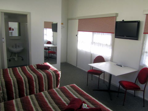 The Highlander Motel - 24HR Check In - Accommodation QLD 27