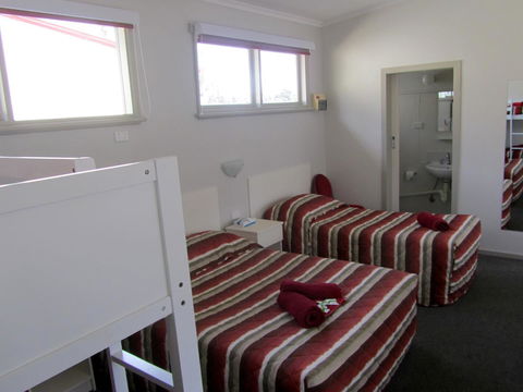 The Highlander Motel - 24HR Check In - Accommodation QLD 23