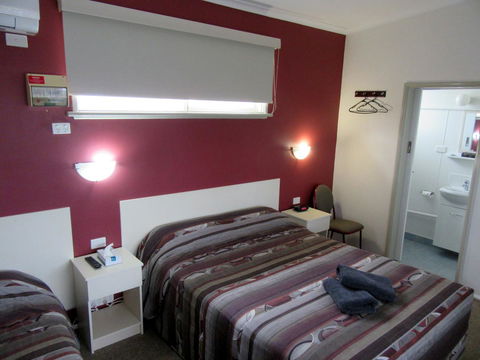 The Highlander Motel - 24HR Check In - Accommodation QLD 2