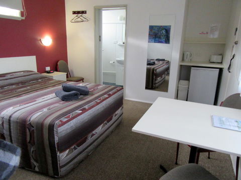 The Highlander Motel - 24HR Check In - Accommodation QLD 1