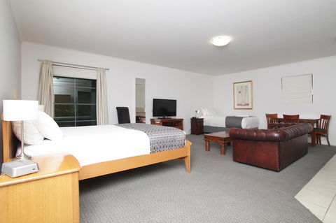 Quality Inn & Suites The Menzies - Accommodation QLD 10