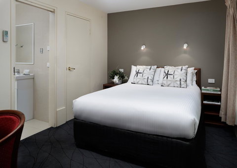 The Victoria Hotel - Accommodation QLD 15