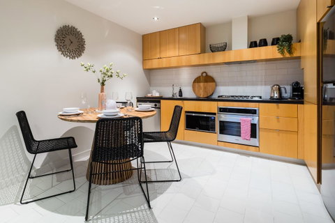Auguste, Melbourne CBD Private Accommodation With Parking - Accommodation QLD 9