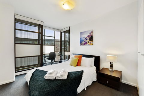 Signature Waterfront Apartments - Accommodation QLD 3