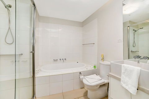 Signature Waterfront Apartments - Accommodation QLD 14